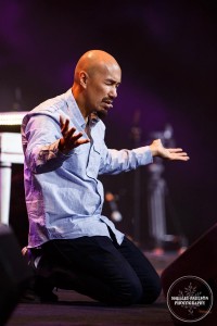 Francis Chan beginning his message with prayer - Shelley Paulson Photography